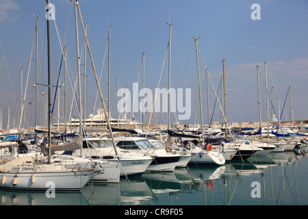 Port Vauban, Antibes, Cote d'Azur, Riviera Francese, Alpes Maritimes, mediterranea della Francia, in Provenza, Europa Foto Stock