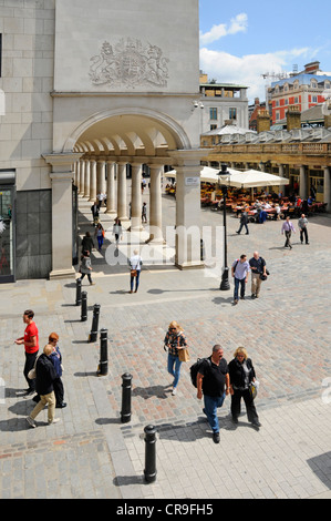 Guardando verso il basso sulla gente intorno all ingresso alla galleria di negozi che fanno parte della Royal Opera House complessa al Covent Garden di Londra Inghilterra REGNO UNITO Foto Stock