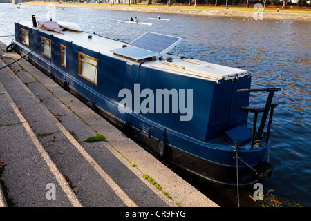 Narrowboat con un pannello solare, Fiume Trent, Nottinghamshire, England, Regno Unito Foto Stock