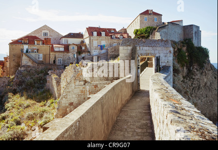 Un camminamento sulle mura della città vecchia di porto di Dubrovnik, un sito patrimonio mondiale dell'UNESCO e costiera adriatica porta. Foto Stock