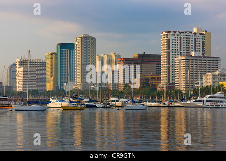 Alta sorge lungo il lungomare, Baia di Manila Manila, Filippine Foto Stock