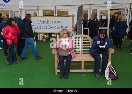 I visitatori al di fuori di Pemberton's Bookshop presso il Telegraph Hay Festival 2012 Hay-on-Wye, Powys, Wales, Regno Unito Foto Stock