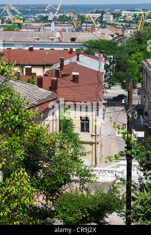 Sevastopol vista città con dock torri della gru in background, Crimea, Ucraina Foto Stock