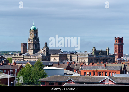 Viste dal St Marys tower Birkenhead del Liverpool waterfront e Cammel Lairds costruzione navale. Foto Stock