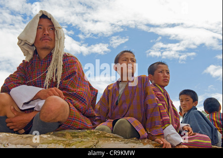 Gli spettatori a Thangbi Mani Tsechu festival, Jakar, Bumthang, Chokor Valley, Bhutan, Asia Foto Stock