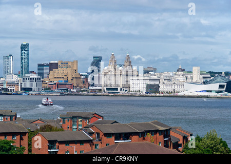 Viste dal St Marys tower Birkenhead del Liverpool waterfront e Cammel Lairds costruzione navale. Foto Stock