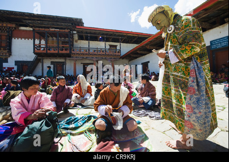 La danza esecutori al festival Tsechu, Gangtey Gompa Monastero, Phobjikha valley, Bhutan, Asia Foto Stock
