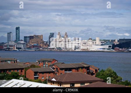 Viste dal St Marys tower Birkenhead del Liverpool waterfront e Cammel Lairds costruzione navale. Foto Stock