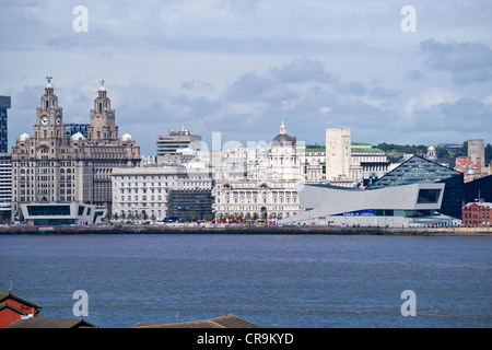 Viste dal St Marys tower Birkenhead del Liverpool waterfront e Cammel Lairds costruzione navale. Foto Stock