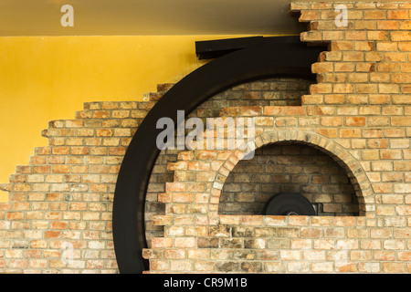 Una piccola ruota panoramica Ferris all'interno del ristorante come una decorazione per interni di intrattenimento con acqua che scorre verso il basso sulla parte superiore di esso. Foto Stock