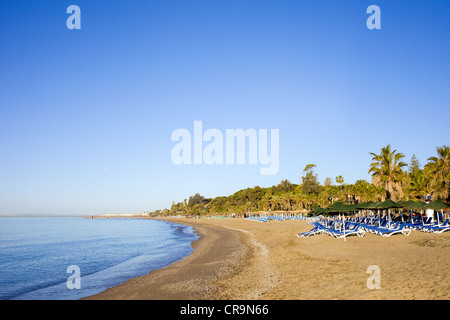 Vuoto spiaggia sulla Costa del Sol in Marbella resort, Andalusia. Foto Stock