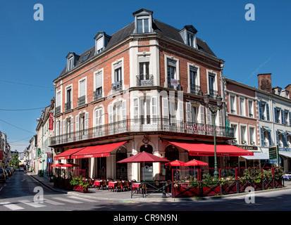 Le Sardaigne, una caffetteria nella piazza della città di Epernay, Champagne, Francia Foto Stock