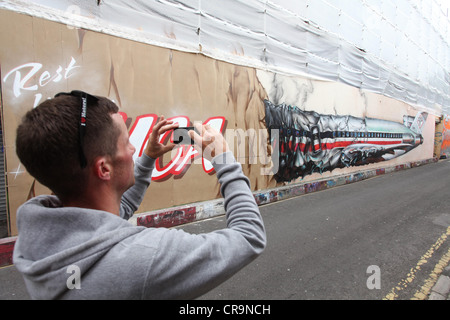 Graffiti omaggio ai Beastie Boy Adam Yauch,noto come MCA che morì all'età di 47 anni il 4 maggio 2012. Foto Stock