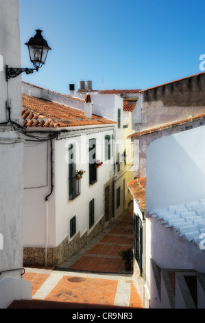 Una strada stretta nella città di es mercadel Minorca isole Baleari Spagna Foto Stock