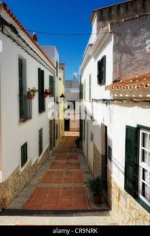 Strada stretta in menorcan town di es mercadel Minorca isole baleari Spagna (Digitally Enhanced) Foto Stock