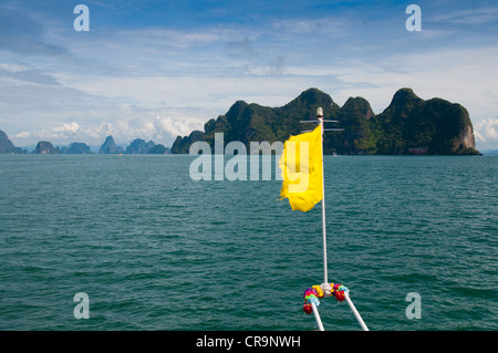Bandiera gialla di un traghetto nel Parco Nazionale di Phang Nga, Thailandia Foto Stock