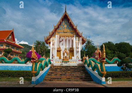 I serpenti su per le scale di Wat Karon tempio buddista in Phuket, Tailandia Foto Stock