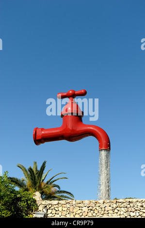 Galleggiante rosso tocca fontana illusione Cala Santa Galdana Minorca spagna isole baleari Foto Stock