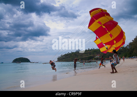 Uomo di decollare con paracadute su Karon Beach, Phuket, Tailandia Foto Stock