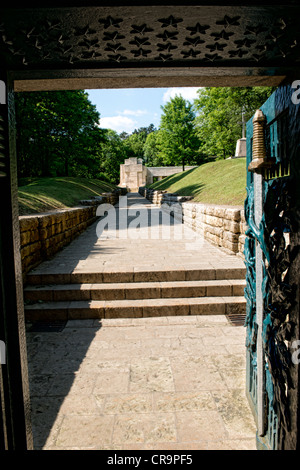 L'ingresso alla trincea di baionette memorial, Verdun, Francia Foto Stock