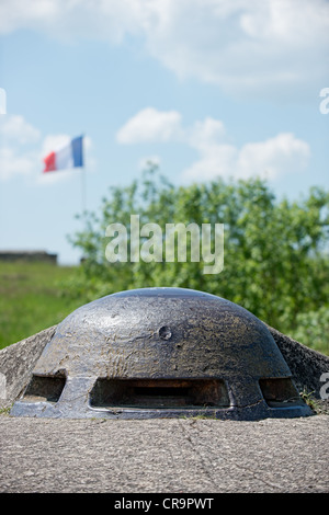 Punto di osservazione a fort Vaux Verdun, Lorena, Francia con il Tricoleur svolazzanti in background Foto Stock