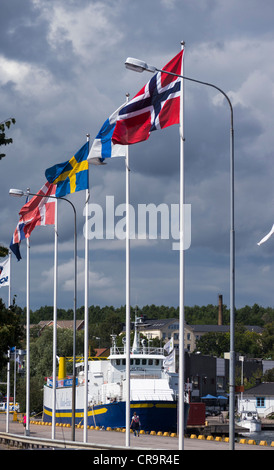 Le bandiere dei paesi nordici (da sinistra a destra in Islanda, Danimarca, Svezia, Finlandia e Norvegia) volare nel porto di Oskarshamn Foto Stock