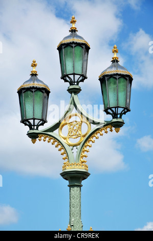 Vecchio 'Victoria & Albert' ornato di illuminazione stradale. Situato sul Westminster Bridge, Londra, Regno Unito. Foto Stock