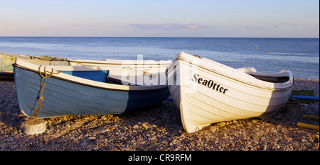 La piccola barca 'Seaotter' è inondata di sole su Budleigh Salterton beach, East Devon, come al tramonto. Foto Stock