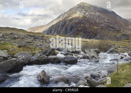Il Afon (Fiume) Idwal fluisce giù verso Llyn Ogwen, con penna Yr Ole Wen, Galles' 7° picco più alto, in background. Foto Stock