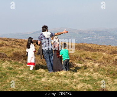 Famiglia sulla passeggiata sulla collina Holcombe, sopra Ramsbottom, West Pennines, Greater Manchester / Lancashire, England, Regno Unito Foto Stock