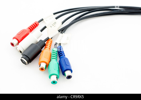 Audio e video connettori cavi isolati su sfondo bianco Foto Stock