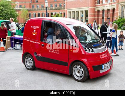 Cella a combustibile idrogeno "micro cabina' veicoli presso la comunità open day, Università di Birmingham, Birmingham, Inghilterra, Regno Unito Foto Stock