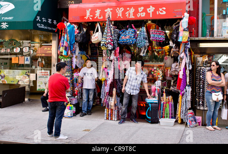 Un turista souvenir shop sulla Mott Street a Chinatown, New York City Foto Stock