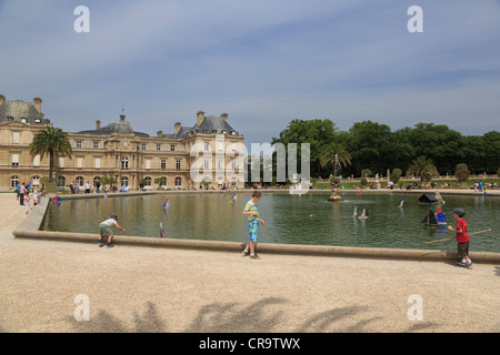 Giardini di Lussemburgo. Modello di barche a vela sul Grand Bassin con il Palazzo del Lussemburgo, ora il Senato, in background. Foto Stock