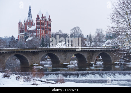 Coperto di neve e Cattedrale di Limburg e Ponte Vecchio Foto Stock