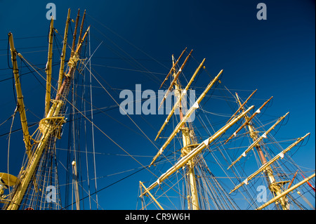 Giallo sul montante di un legno vecchia nave a vela contro un cielo blu chiaro Foto Stock