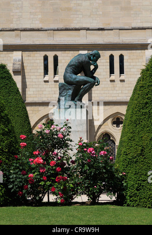 La scultura in bronzo del pensatore di Auguste Rodin. Famosa statua nei giardini del Musee Rodin, Parigi. Foto Stock