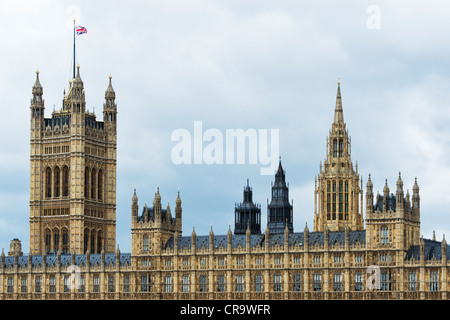 Victoria tower / Case del Parlamento contro la pioggia nuvole. Londra, Inghilterra Foto Stock