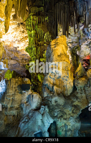 La formazione di roccia formazioni / / struttura / strutture all'interno di San Michele / Grotta di San Michele 's grotta a Gibilterra. Foto Stock