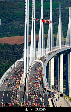 Medio di Percorrenza oltre il ponte di Millau, Francia. Foto Stock