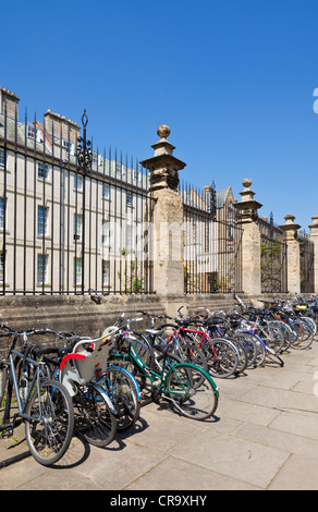 Biciclette dell'Università di Oxford al di fuori del college Christ Church su Oriel Square Università di Oxford Università di Oxfordshire Inghilterra Regno Unito GB Europa Foto Stock