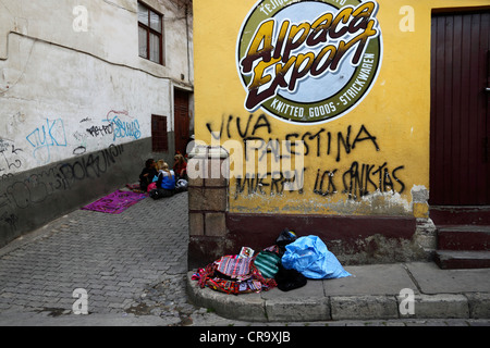 Viva Palestina / lunga vita Palestina morte ai sionisti graffiti in spagnolo su un muro giallo in una strada nel quartiere turistico di la Paz, Bolivia Foto Stock