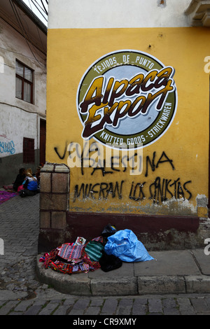 Viva Palestina / lunga vita Palestina morte ai sionisti graffiti in spagnolo su un muro giallo in una strada nel quartiere turistico di la Paz, Bolivia Foto Stock