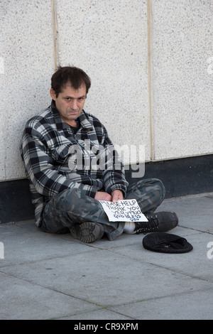 Uomo a mendicare per le strade di Londra Foto Stock