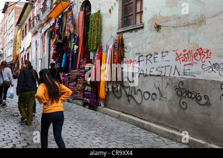 Palestina libera graffiti e negozio di souvenir su Calle Linares Street nel quartiere turistico, La Paz, Bolivia Foto Stock