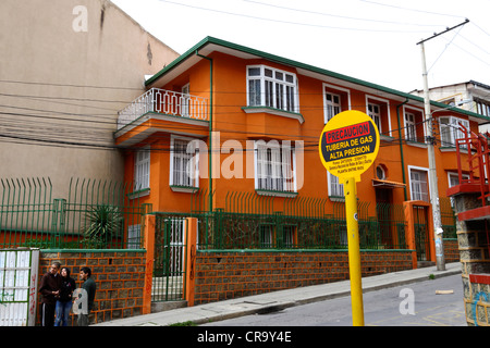 Segno di avvertimento di ubicazione della metropolitana di elevata pressione interna di alimentazione gas pipeline in un sobborgo residenziale, La Paz, Bolivia Foto Stock