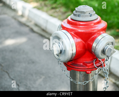 Acqua idrante sulla strada Foto Stock