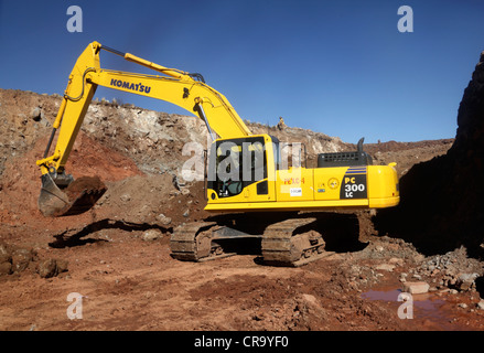 Un escavatore Komatsu PC 300LC viene utilizzato in un progetto di costruzione di strade negli altopiani del dipartimento di Potosi, Bolivia Foto Stock