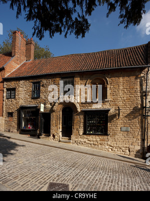 Vecchia strada acciottolata e negozi tradizionali, Steep Hill, Lincoln, Lincolnshire, Inghilterra, REGNO UNITO Foto Stock