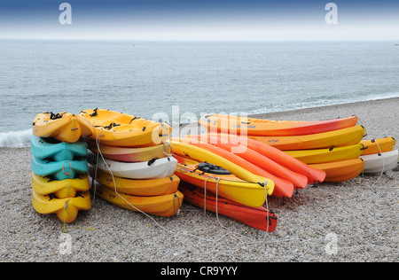 Canoe sulla spiaggia Etretat Normandia Francia Foto Stock